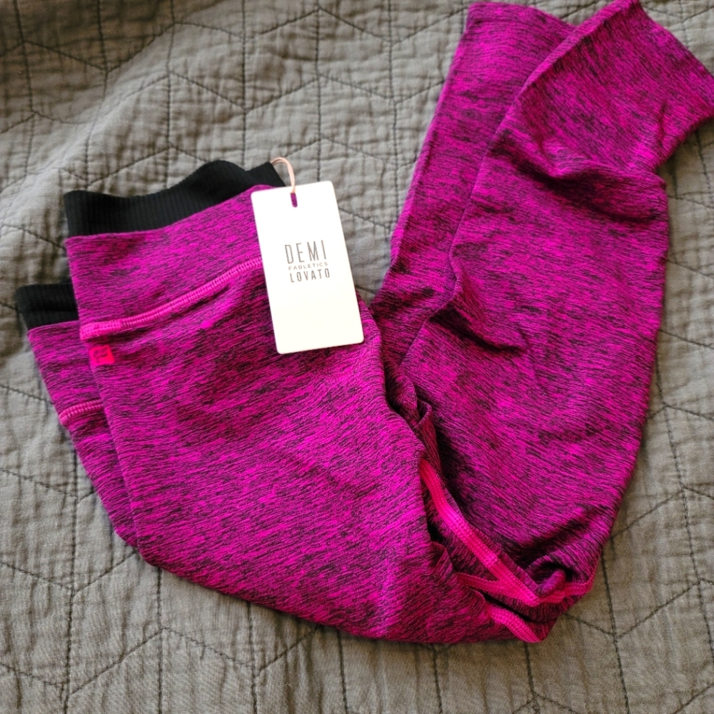 XS Fabletics Demi Lovato crop leggings
